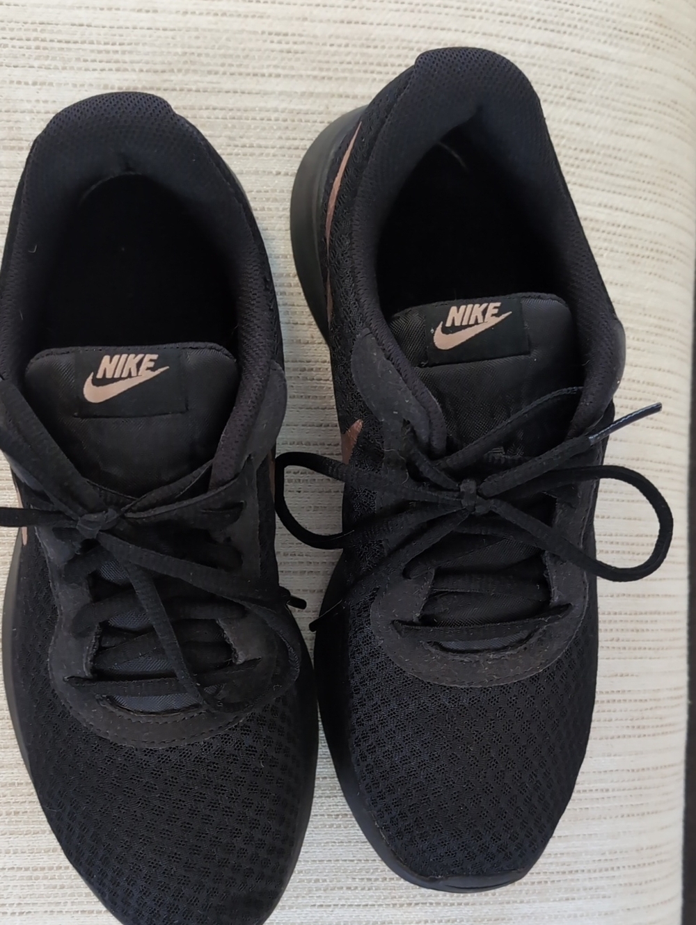 NIKE Tanjun Women's Running Shoes Athletic Sneakers 9 - Picture 8 of 9